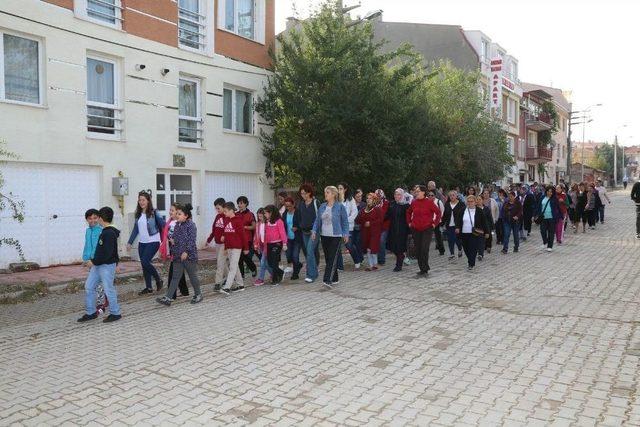 Başkan Kurt, Asfalt Çalışmasının Ardından Vatandaşlarla Yemek Yedi