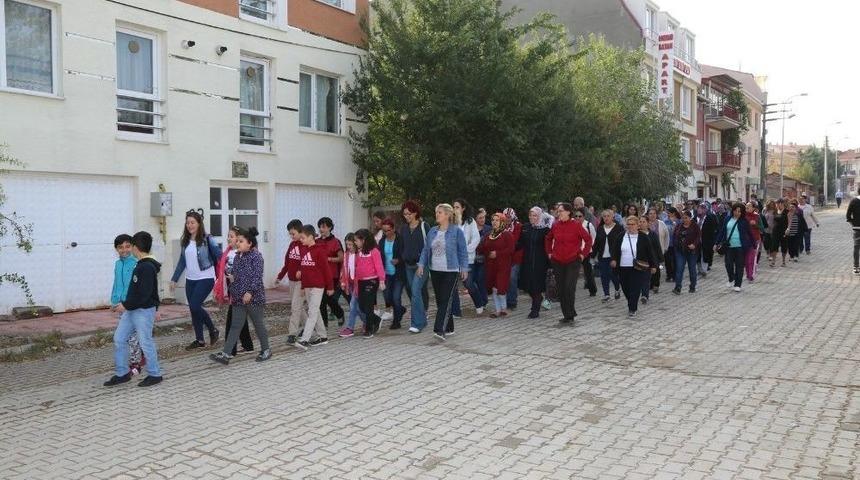 Başkan Kurt, Asfalt &Ccedil;alışmasının Ardından Vatandaşlarla Yemek Yedi