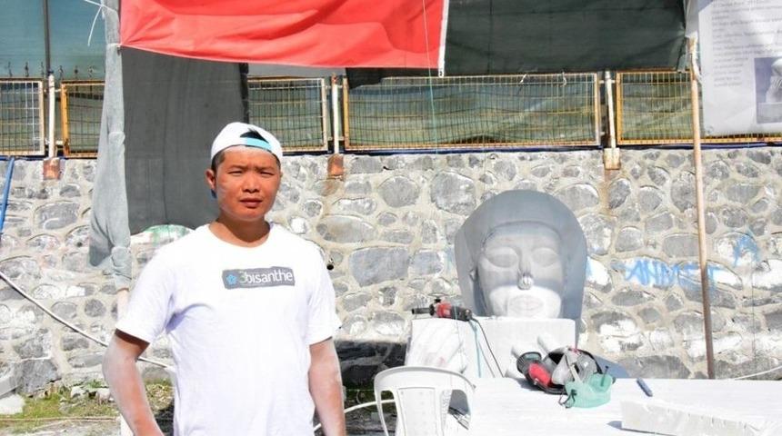 &Ccedil;inli Feng, &ldquo;pan Fl&uuml;t &Ccedil;alan K&uuml;&ccedil;&uuml;k Kız" İsimli Heykelini Tanıttı