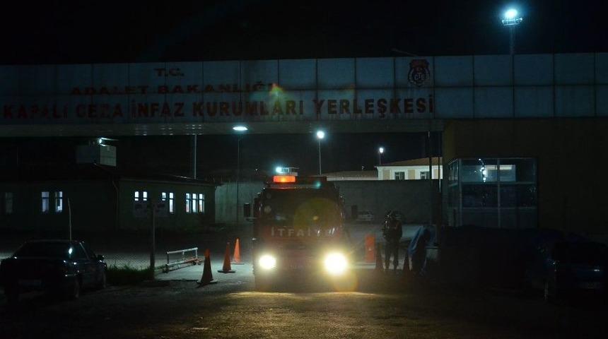 Kandıra Cezaevinde Mahkumlar Gardiyanı Rehin Aldı