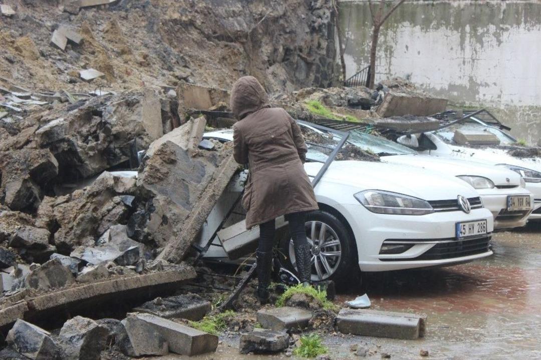 İstinat Duvarı &Ccedil;&ouml;kt&uuml;, 4 Ara&ccedil; Zarar G&ouml;rd&uuml;