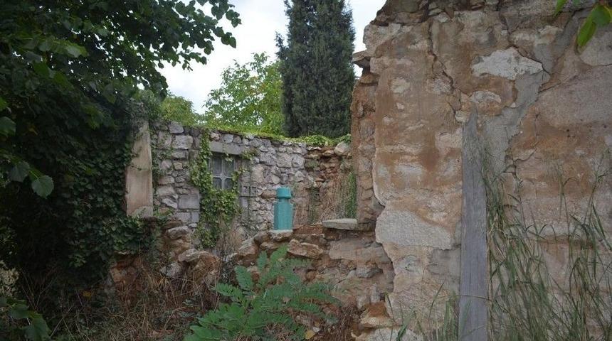 Yesari Baba T&uuml;rbesindeki Bakımsızlık Tepki &Ccedil;ekiyor