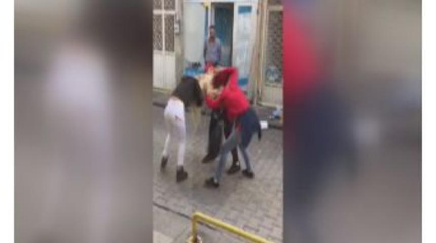 Gen&ccedil; Kızlar Sa&ccedil; Sa&ccedil;a Baş Başa Kavga Etti