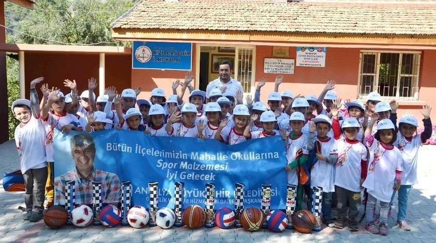 Alanya&rsquo;daki Okullara Spor Malzemesi Yardımı