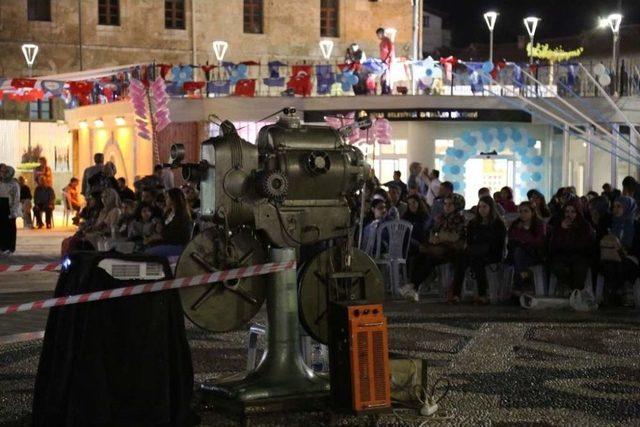 Sivas’ta Nostaljik Açık Hava Sinemasına Yoğun İlgi