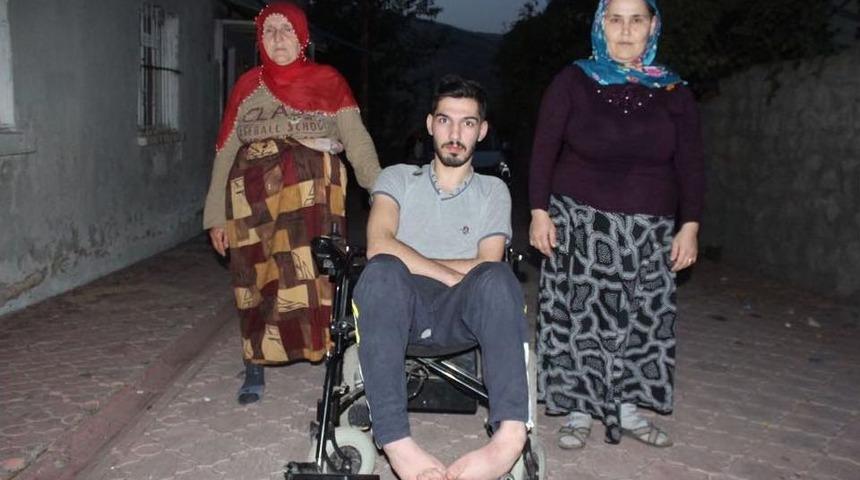 10 Yıldır Tekerlekli Sandalyeye Mahkum Yaşayan Gen&ccedil; Yardım Bekliyor