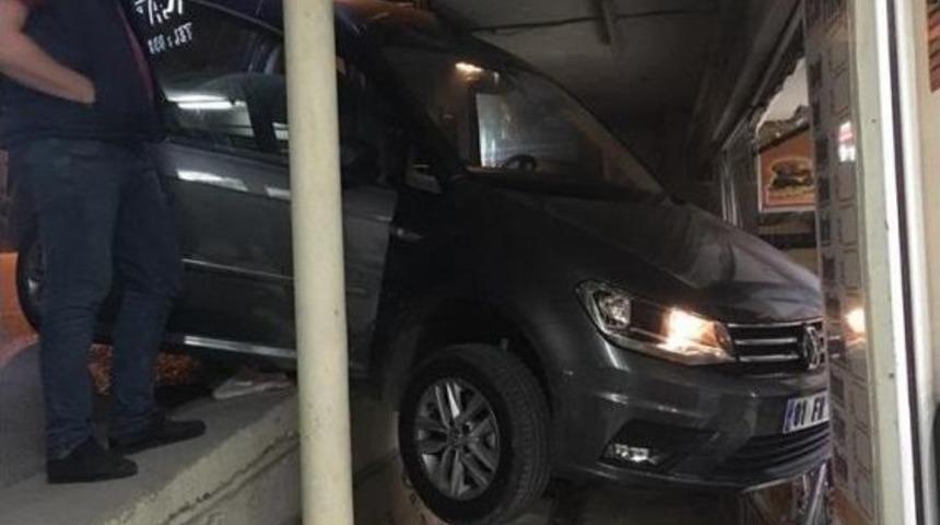 El Fireni &Ccedil;ekilmeyen Ara&ccedil; D&uuml;kkana Daldı