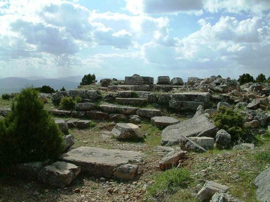 Ay Tanrısı &lsquo;men&rsquo; Tapınağı K&ouml;stebek Yuvasına D&ouml;nd&uuml;