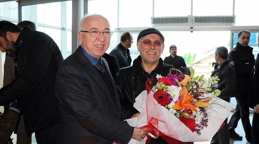 Kud&uuml;s&rsquo;te G&ouml;zaltına Alınan 6 İşadamı Kayseri&rsquo;de T&uuml;rk Bayrakları İle Karşılandı