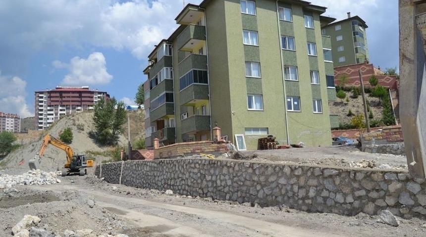 Heyelana Karşı Taş Duvar Örme Çalışması Yapılıyor