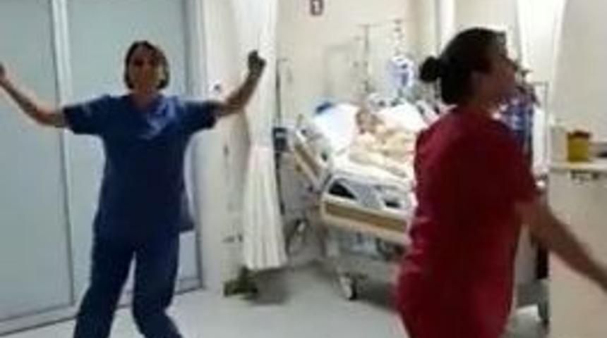 Yoğun Bakımda G&ouml;bek Atıp, Oynadılar