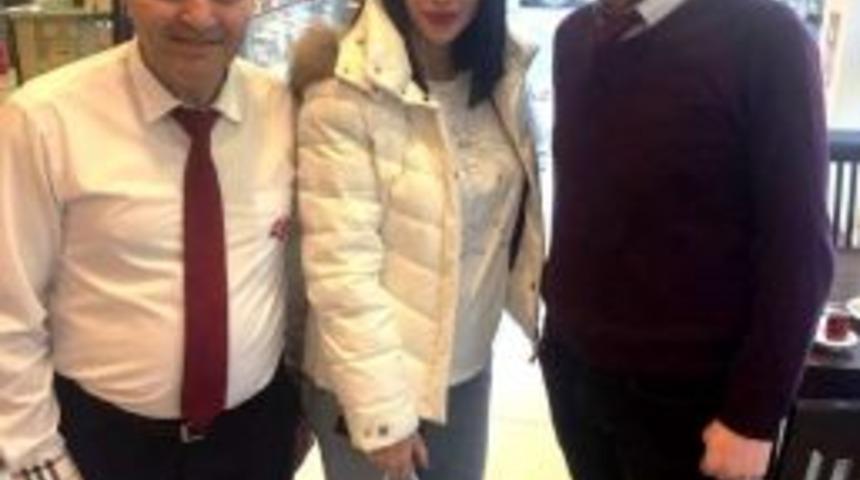 &Uuml;nl&uuml; Pop&ccedil;u G&uuml;lşen Enerjisini Kestane Şekerinden Alıyor