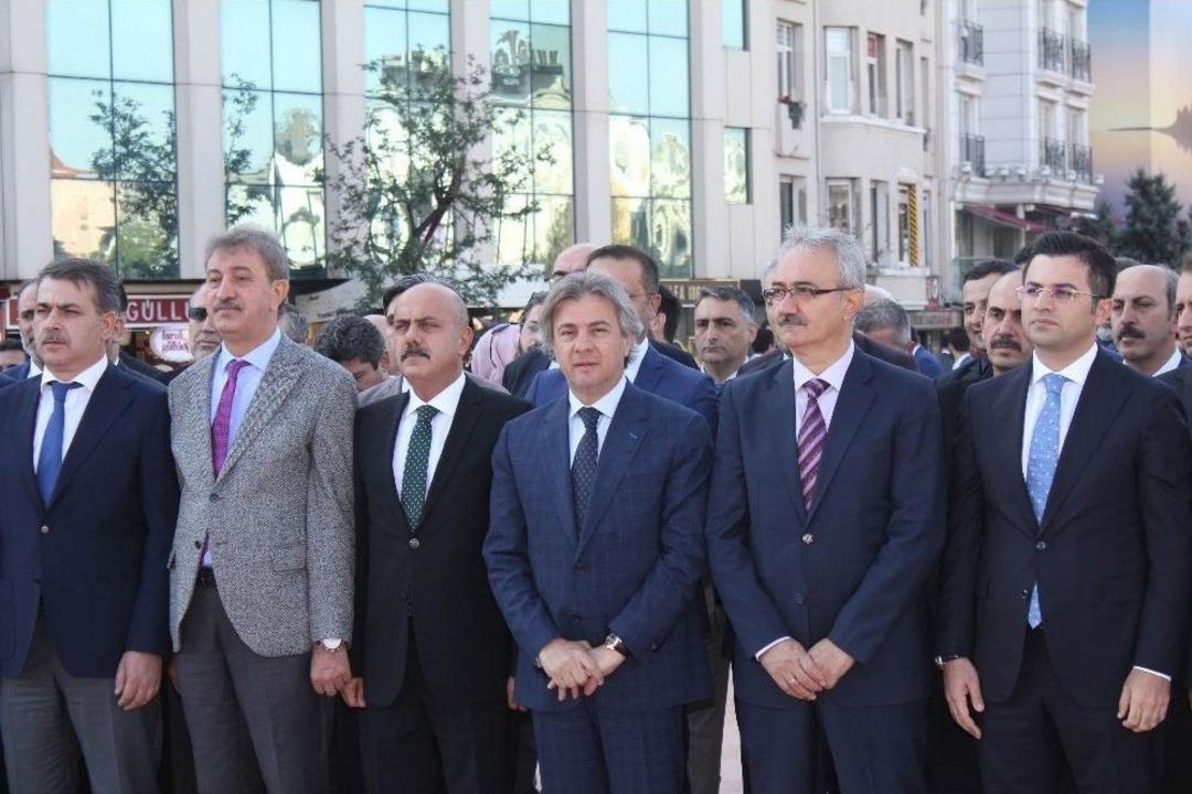 İstanbul&rsquo;un 94&rsquo;&uuml;nc&uuml; Kurtuluş Yıld&ouml;n&uuml;m&uuml; Taksim&rsquo;de T&ouml;renle Kutlandı