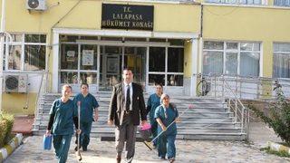 Bu Ilçede Yaşlıların Evleri Temizleniyor, Ütüleri, Yemekleri Yapılıyor