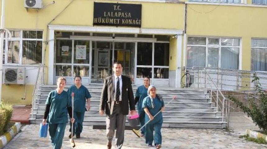 Bu Il&ccedil;ede Yaşlıların Evleri Temizleniyor, &Uuml;t&uuml;leri, Yemekleri Yapılıyor