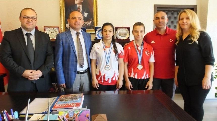 Burhaniye&rsquo;de Haltercilere Kaymakamdan Altın &Ouml;d&uuml;l&uuml;