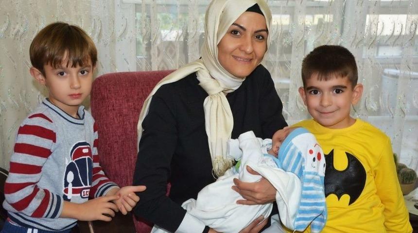 Başkan G&ouml;rmez&rsquo;in Eşi Bebeklerle Yakından İlgileniyor