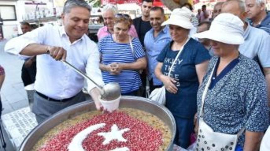 Muratpaşa Belediyesi Aşure Dağıttı