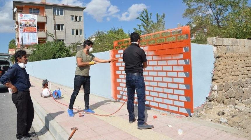 Erciş Belediyesi Vanyolu Caddesini G&uuml;zelleştirmeye Devam Ediyor