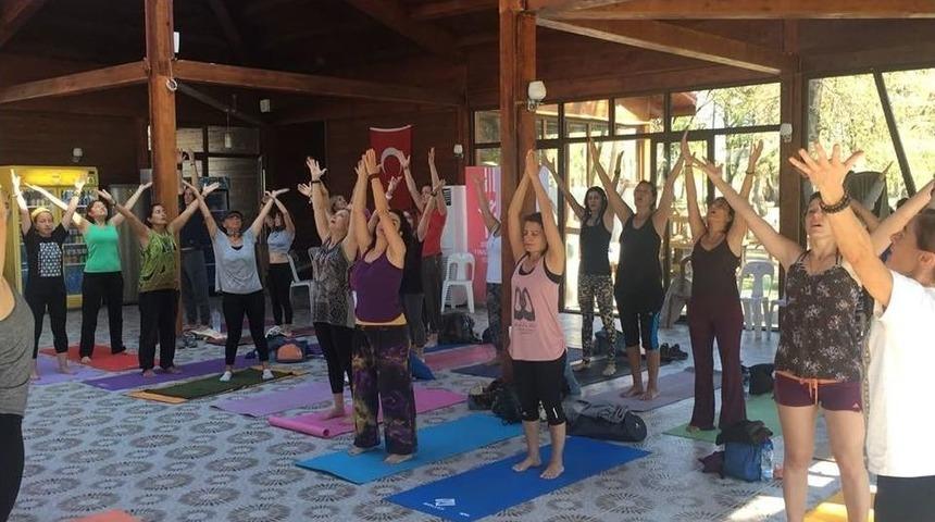 K&ouml;yceğiz&rsquo;de Sokak Yogası G&uuml;nleri