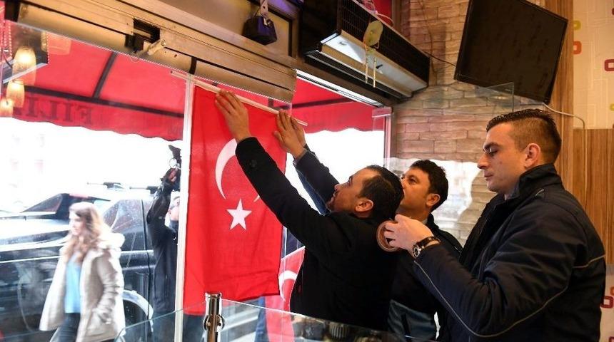 Isparta Esnafından T&uuml;rk Bayrağı Kampanyasına Destek