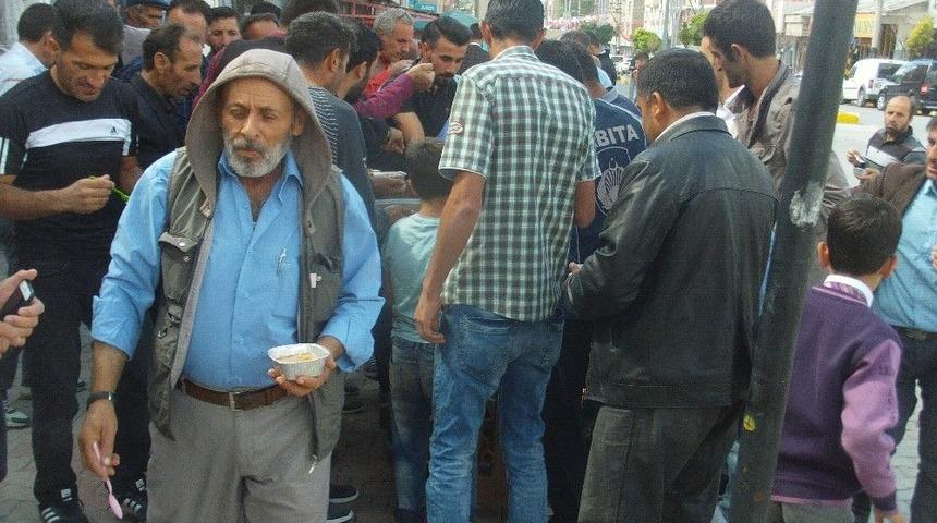 &Ouml;zalp Belediyesi Cuma Namazı Sonrası Aşure Dağıttı