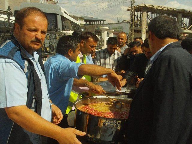 Özalp Belediyesi Cuma Namazı Sonrası Aşure Dağıttı