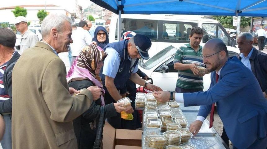 Başkan &Ouml;zcan Aşure Dağıttı