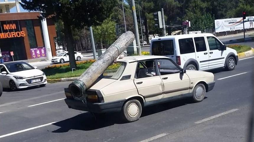 Otomobilin Üzerine Yüklenen Demir Boru ’pes’ Dedirtti