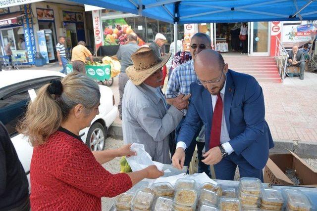 Başkan Özcan Aşure Dağıttı