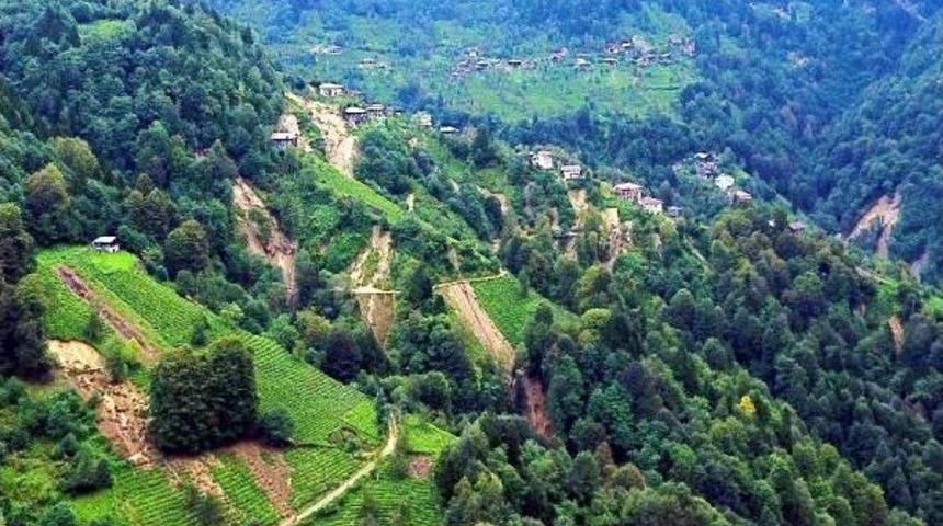 Rize&rsquo;De Heyelanda Kapısı Toprakla Kapanan Eve Pencereden Giriliyor (2)