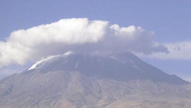 Ağrı Dağı’Na Mevsimin Ilk Karı Yağdı