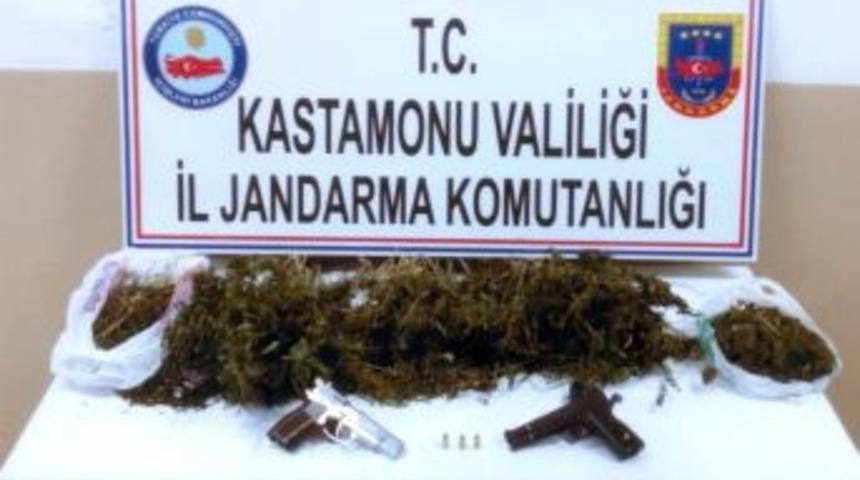 Ara&ccedil;larında Ve İkametlerinde Uyuşturucu Bulunan İki Kişi Tutuklandı