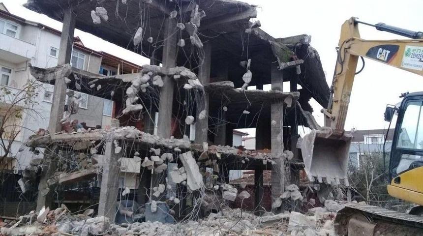 K&ouml;rfez&rsquo;de Metruk Binalar Tek Tek Yıkılıyor