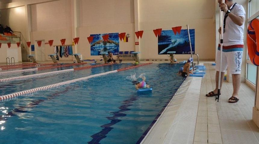 Darıca&rsquo;da Y&uuml;zme Havuzlara İlgi Yoğun