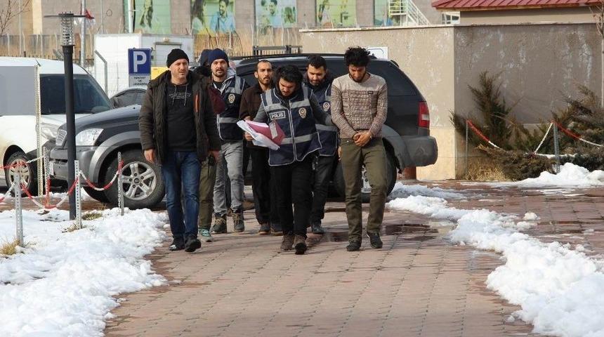 &Ouml;ld&uuml;r&uuml;len 4 &Ccedil;ocuk Annesi Afgan Kadının Zanlıları Adliyede