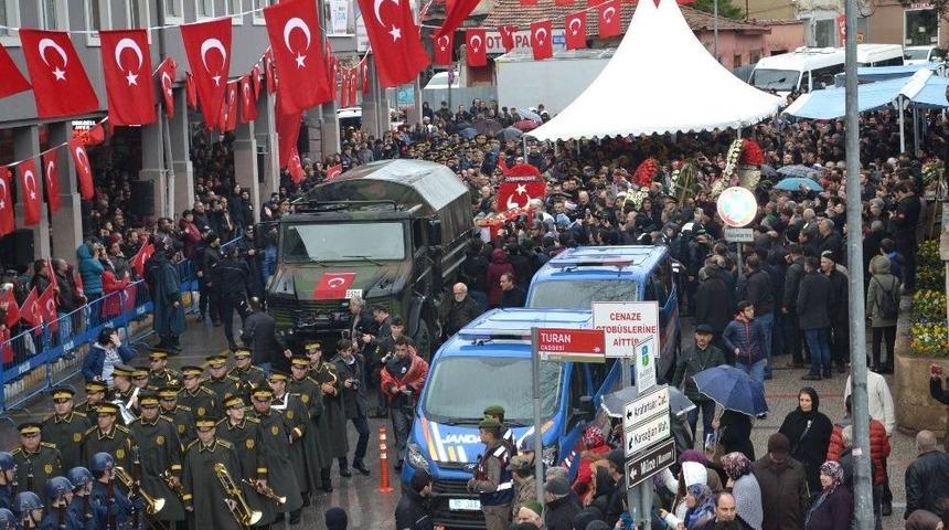 Şehit Kulaoğlu&rsquo;nun Tabutuna En Sevdiği İki Takımın Atkısı Bırakıldı
