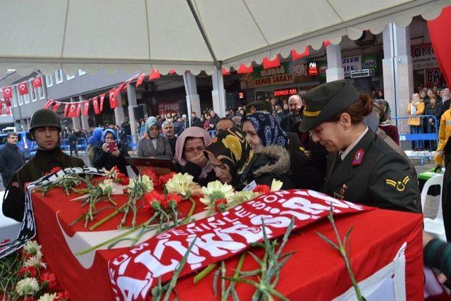 Şehit Kulaoğlu’nun Tabutuna En Sevdiği İki Takımın Atkısı Bırakıldı