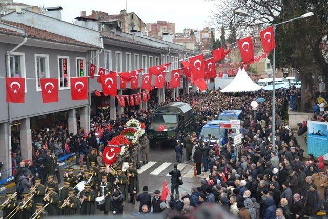 Şehit Kulaoğlu’nun Tabutuna En Sevdiği İki Takımın Atkısı Bırakıldı