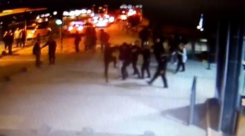 &Uuml;niversite G&uuml;venlik G&ouml;revlilerinin Yaralandığı Kavga Anı Kamerada