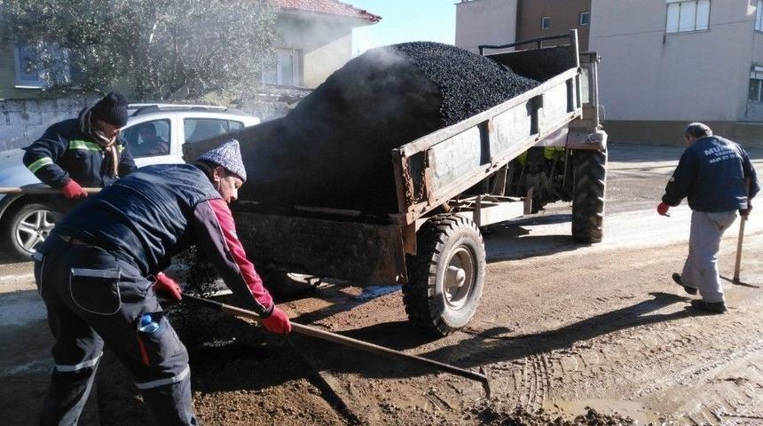 Alaşehir&rsquo;in Mahallelerinde Asfalt Yama &Ccedil;alışması Devam Ediyor