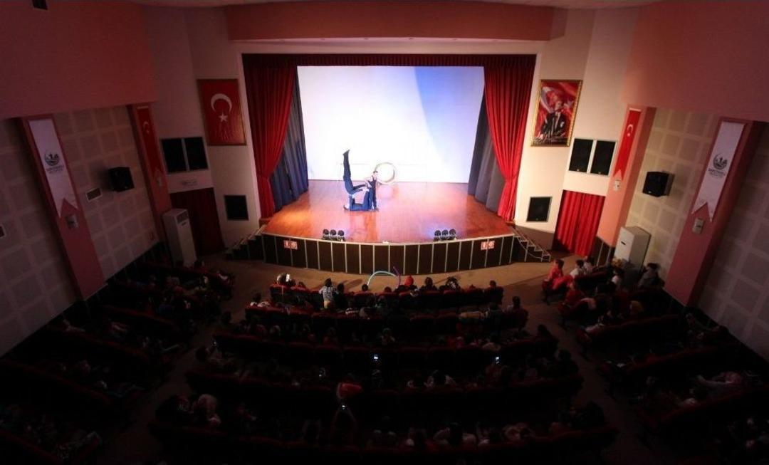 Saruhanlı Belediyesinden &Ouml;ğrencilere Sirk G&ouml;sterisi