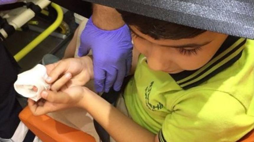 Parmağı Kapıya Sıkışan &Ccedil;ocuğu İtfaiye Kurtardı