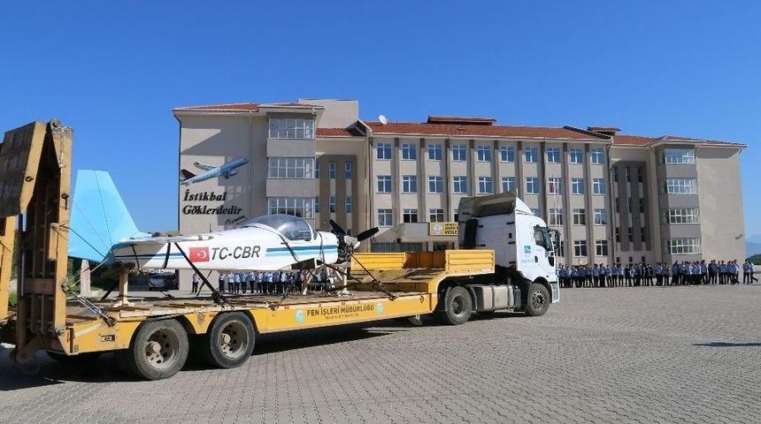 U&ccedil;ak Okuluna Tır&rsquo;la U&ccedil;ak Geldi