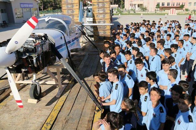 U&ccedil;ak Okuluna Tır&rsquo;la U&ccedil;ak Geldi 1