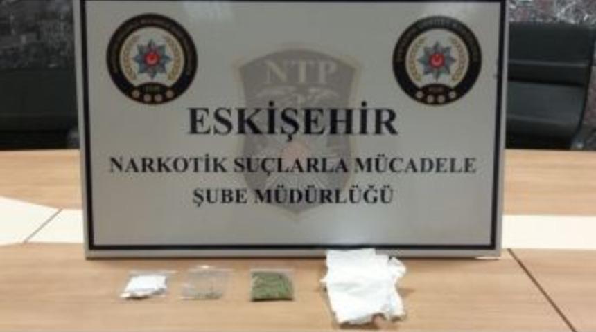 Polisten Ka&ccedil;an Şahıslarda Esrar Ele Ge&ccedil;irildi