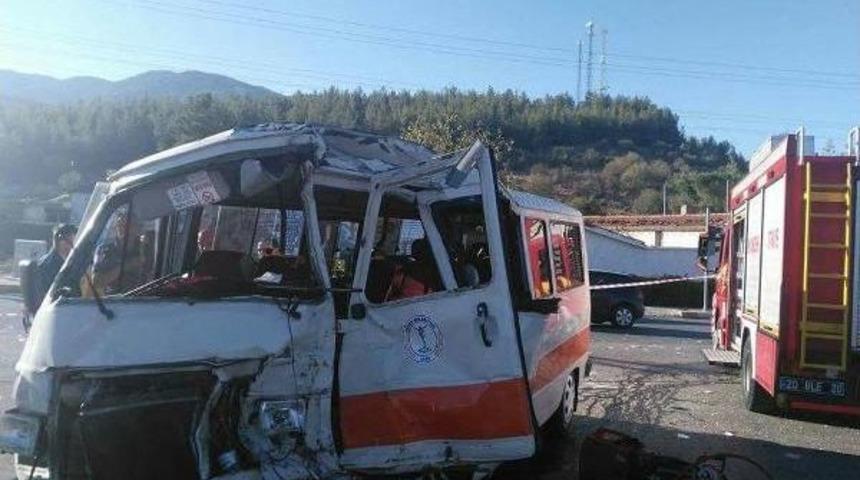Kamyon Minib&uuml;se &Ccedil;arptı: 1 &Ouml;l&uuml;, 2 Yaralı