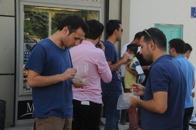 Cizre Belediyesi 10 Bin Kişiye Aşure Dağıttı