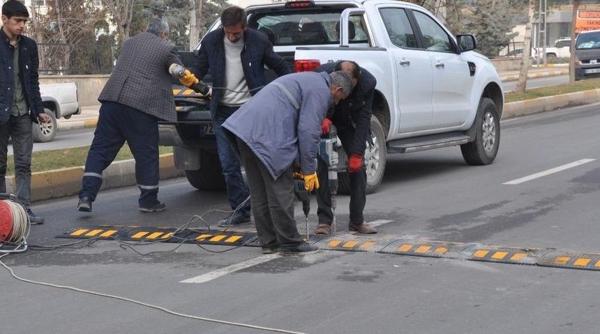 Batman&rsquo;da Okul B&ouml;lgelerine Hız Kesici