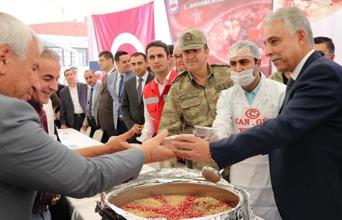 Van&rsquo;da Vatandaşlara Aşure Dağıtıldı